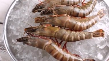 Tabakta karides ve çiğ karides.