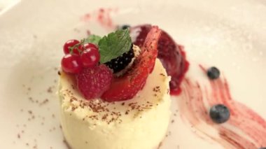 Çikolata kırıntıları, nane yaprağı ve üzümlü taze pişmiş peynirli kek.