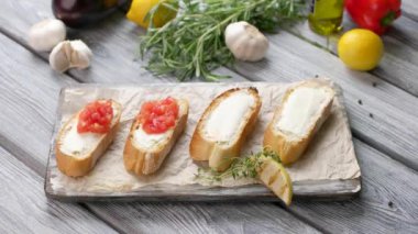 Kaşık sebzeleri kızarmış ekmeğin yanına limonlu sandviçe koyar.