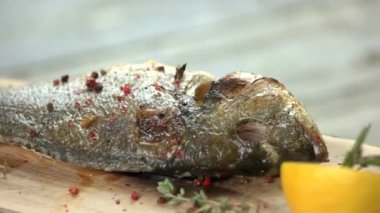 Limon dolması ve baharatlı ızgara balık.