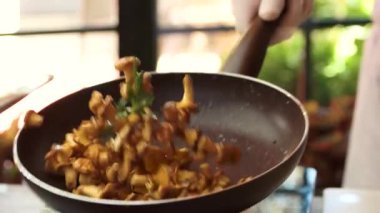 Kızartma tavasına baharatlı mantar atmak.