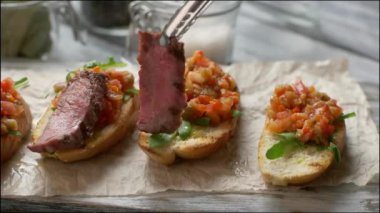 Sebzelerin üzerine et koyun. Kızarmış ekmek ve sebzeli bruschetta.