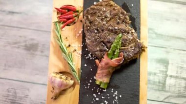 Pirzola bifteği tahtasının en üst görüntüsü.