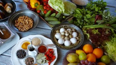 Sebze ve kase un cevizli ve sürahi soslu