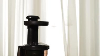 Kadın eli meyve suyu makinesine kereviz ekliyor taze kereviz suyu