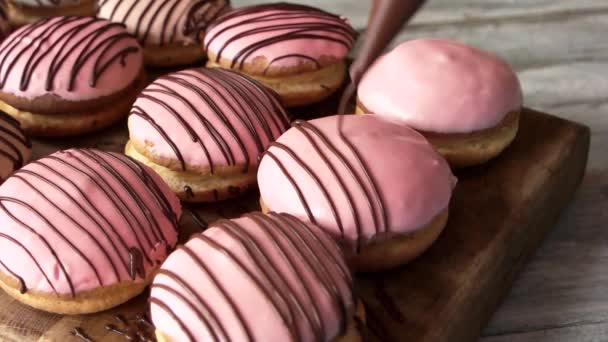 Decoración de galletas con una jeringa de pastelería cámara lenta — Vídeos de Stock