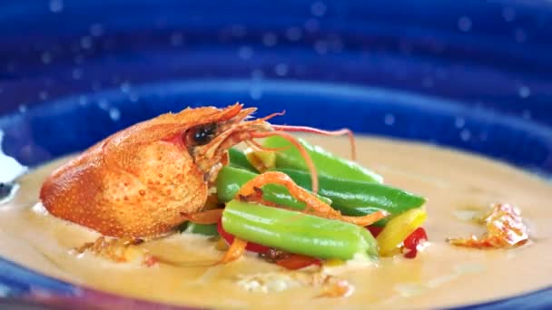 小龙虾汤把蔬菜酱和海鲜包在一起 — 图库视频影像