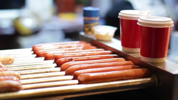 Parówki do gotowania kiełbasy na hot dogi uliczne jedzenie — Wideo stockowe