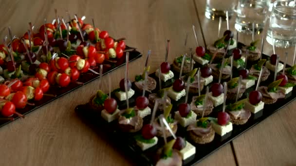 Heerlijk voorgerecht aan tafel geserveerd in restaurant — Stockvideo