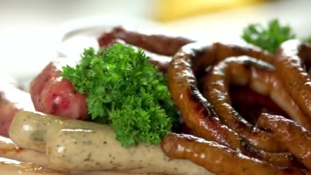 Deliciosas salchichas a la parrilla cocina comida macro — Vídeos de Stock