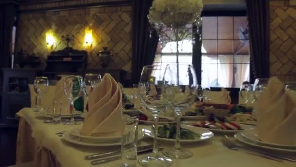 Tables décorées en prévision de plats propres invités sur les tables — Video