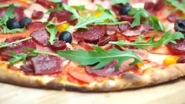 Pyszne śródziemnomorskie jedzenie włoskie pizzy salami i szynka — Wideo stockowe