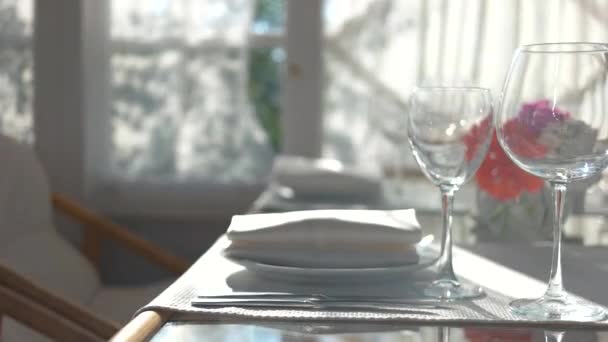 Tavolo da pranzo vicino bicchieri da vino vuoti — Video Stock