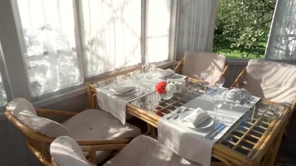 Tavolo da pranzo vicino alla finestra aperta bicchieri e piatti vuoti — Video Stock