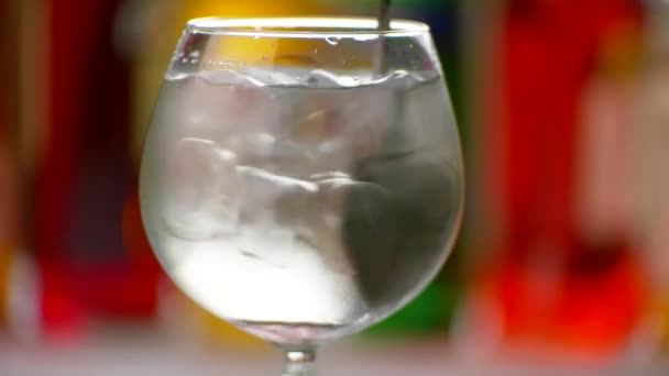 Напиток и лед в стеклянной ложке смешивает напитки — стоковое видео