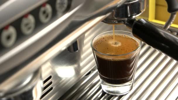 Espresso met schuim close-up koffiezetapparaat — Stockvideo