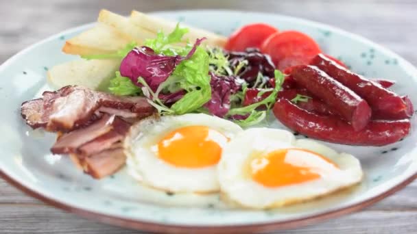 Angielskie śniadanie zbliżenie smażone jajka bekon i warzywa — Wideo stockowe