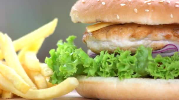 Hamburguesa de pollo macro comida rápida con verduras frescas — Vídeo de stock