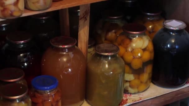 Levensmiddelen in potten op houten planken pruimen en abrikozen — Stockvideo