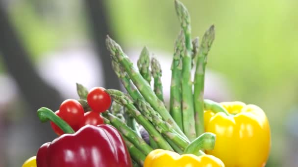 Legumes frescos fechar pimentão espargos e tomates — Vídeo de Stock