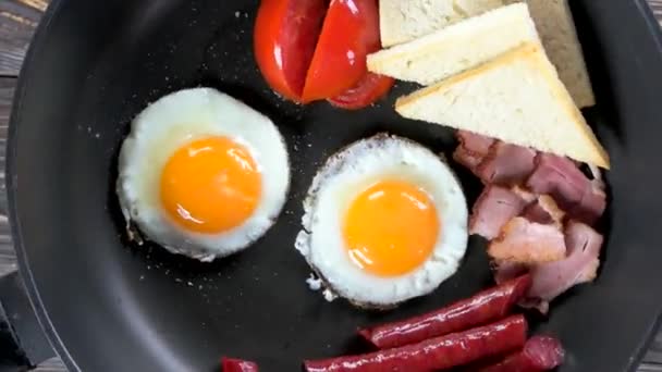 Fried food top view eggs toasts and bacon — Stock Video