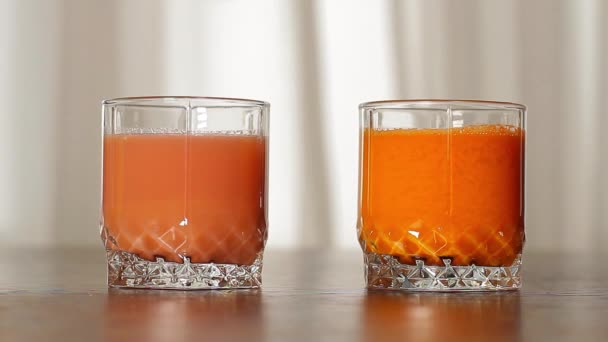 Grapefruit és sárgarépa friss étrendi és egészséges italok — Stock videók