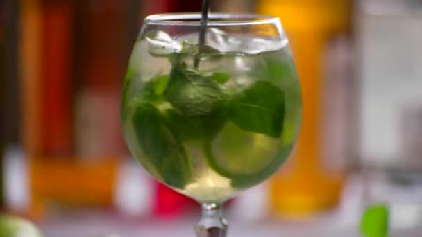 Зеленый напиток в стеклянной ложке быстро смешивая напитки — стоковое видео