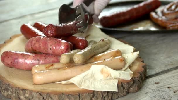 Saucisses grillées ferment la nourriture délicieuse sur une planche en bois — Video