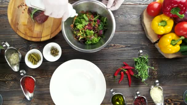 Hand lägga senap till sallad mat beredning träbord — Stockvideo