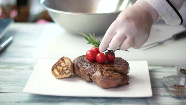 Gegrilltes Fleisch mit Gemüse Hand des Chefs Dekoration Lebensmittel — Stockvideo