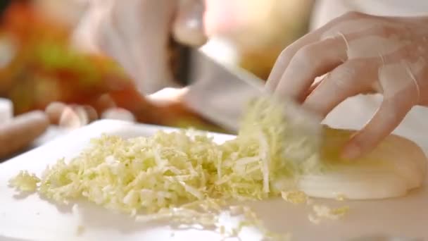 Kéz késsel vágott káposzta kínai káposzta a főzési fórumon — Stock videók