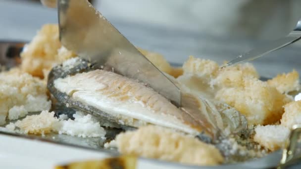 調理魚とヘラで魚のトレイを切断手 — ストック動画