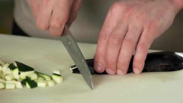Handen hakken aubergine chef snijden groente close up — Stockvideo