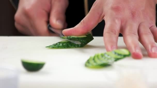 Händer skära gurka skivade färska grönsaker — Stockvideo