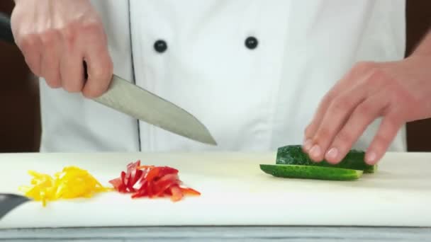 Handen snijden komkommer verse groene groenten — Stockvideo