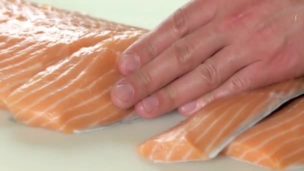 Ręce cięcia ryb z bliska plastry świeżego łososia — Wideo stockowe