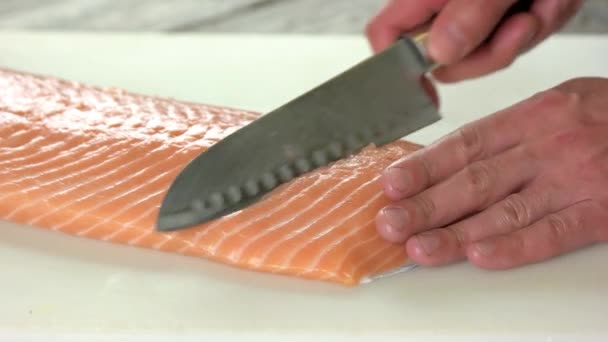 Manos cortando pescado salmón crudo de cerca — Vídeos de Stock