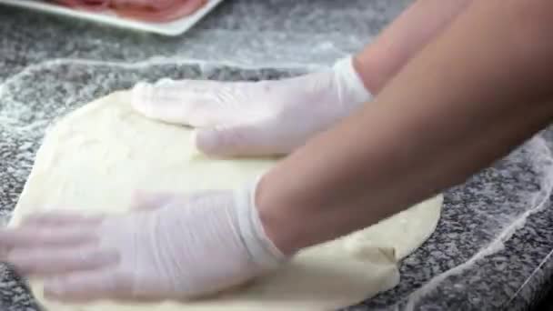 Manos haciendo masa de corteza de pizza de cerca — Vídeo de stock