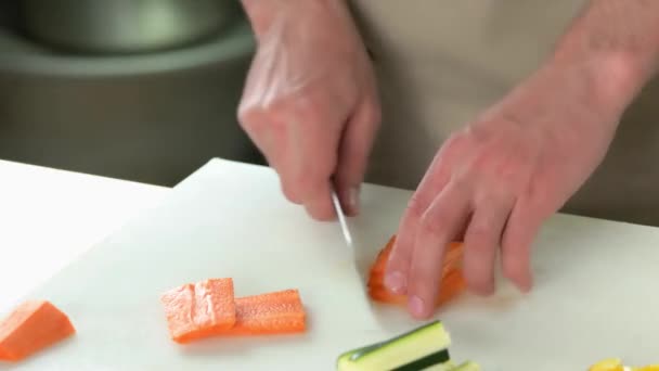 Руки человека режут морковь свежий сладкий овощ — стоковое видео