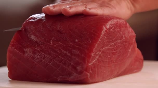 Mãos com faca de corte de faca corta pedaço de peixe — Vídeo de Stock