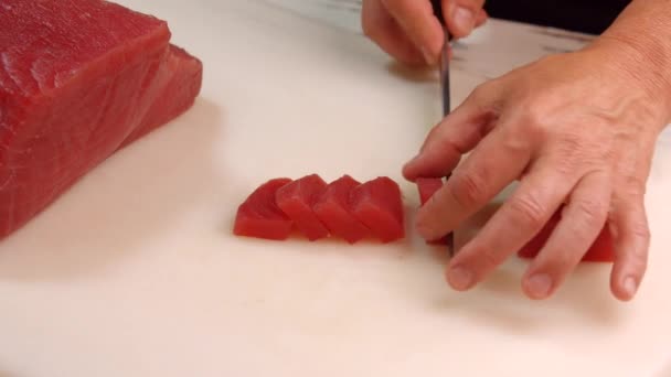 Mes snijdt rood vlees rauw vlees op kookboord — Stockvideo