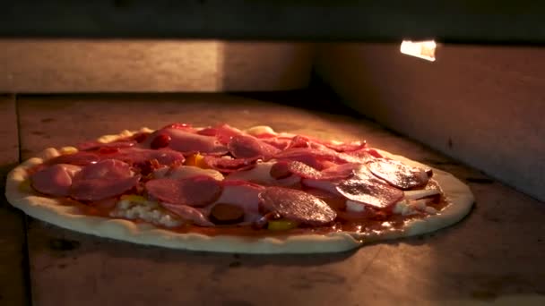 Pizza daging di adonan oven salami dan pepperoni — Stok Video