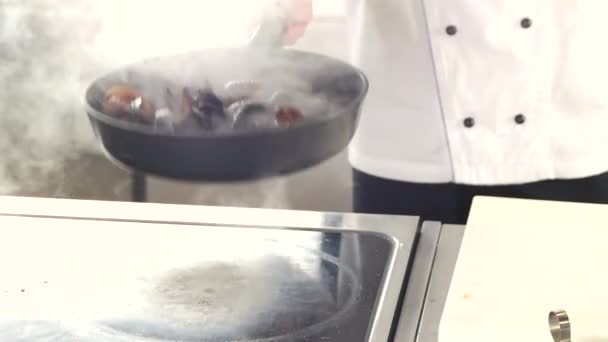 Mejillones y verduras volteando en una sartén caliente — Vídeo de stock