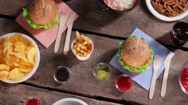 Tagliatelle con hamburger e verdure cibo con salse in tavola — Video Stock