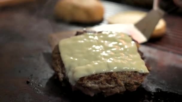 Patty com queijo carne cozida no forno pan cheddar e carne bovina — Vídeo de Stock