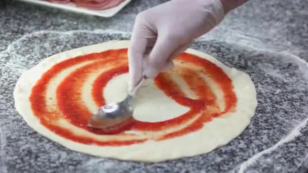 Salsa de preparación de pizza y queso corteza delgada y mozzarella — Vídeos de Stock