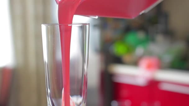 Verse un cocktail de fraises coloré dans un verre boisson sucrée d'été — Video