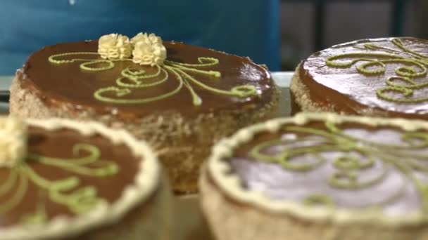 Proces dekoracji ciasta słodycze narzędzie stosowania śmietany — Wideo stockowe