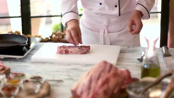 Rauwe biefstuk met kruiden mannelijke chef-kok en kooktafel — Stockvideo