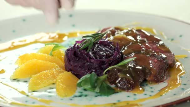 Restauracja jedzenie blisko smaczne kaczka piersi danie — Wideo stockowe